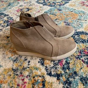 Taupe wedge sneaker